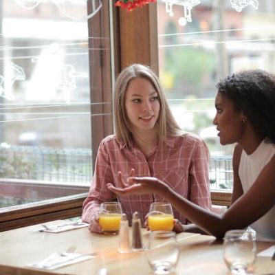 Por dónde empezar a hacer amigas en la vida adulta